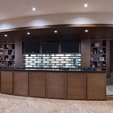 Four Points By Sheraton Galerias Монтеррей Экстерьер фото The reception desk at the library