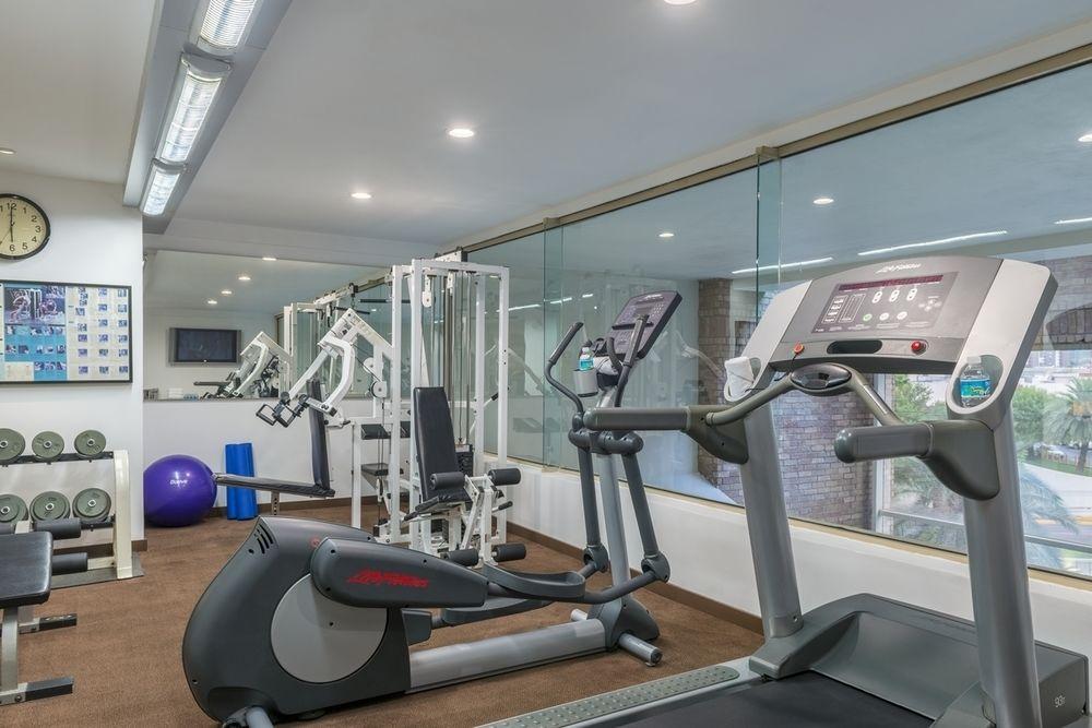Four Points By Sheraton Galerias Монтеррей Экстерьер фото The gym at the hotel