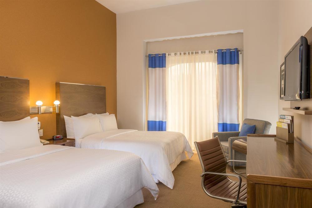 Four Points By Sheraton Galerias Монтеррей Экстерьер фото A typical room at the hotel