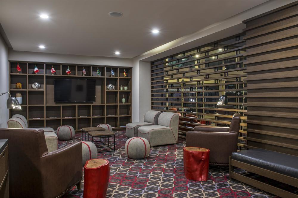 Four Points By Sheraton Galerias Монтеррей Экстерьер фото The lounge at the airport