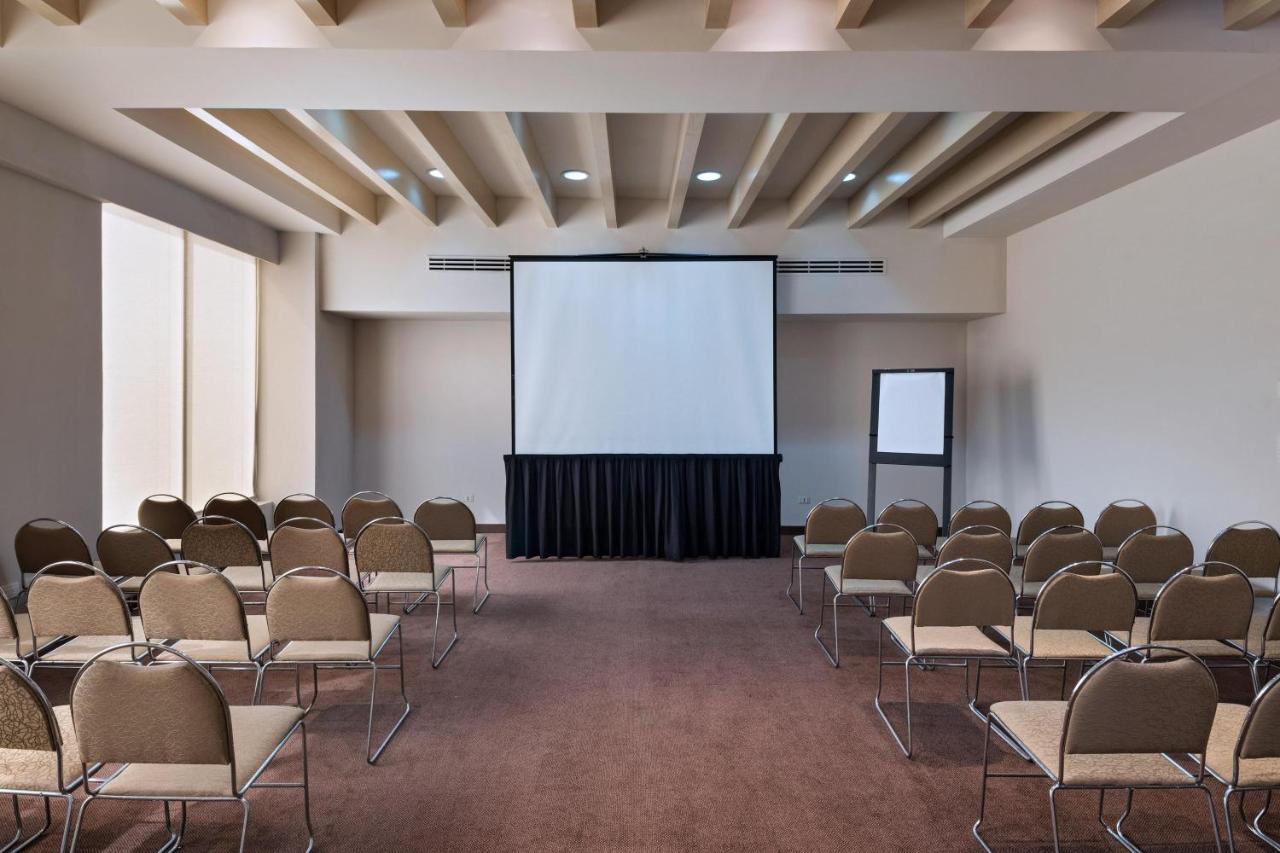 Four Points By Sheraton Galerias Монтеррей Экстерьер фото A typical conference room