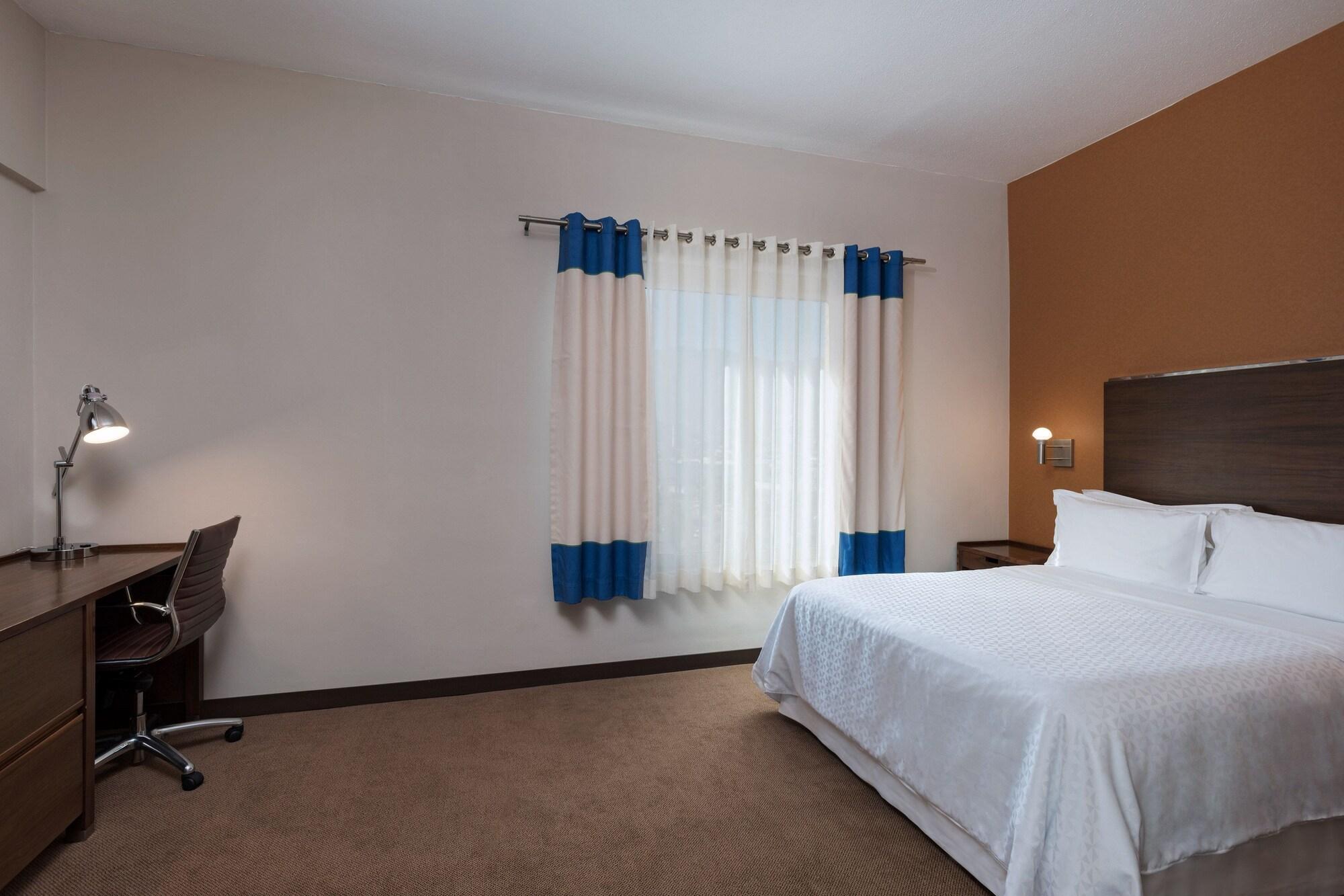 Four Points By Sheraton Galerias Монтеррей Экстерьер фото A typical bedroom in a typical extended stay hotel