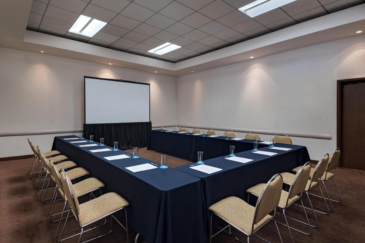 Four Points By Sheraton Galerias Монтеррей Экстерьер фото A meeting room