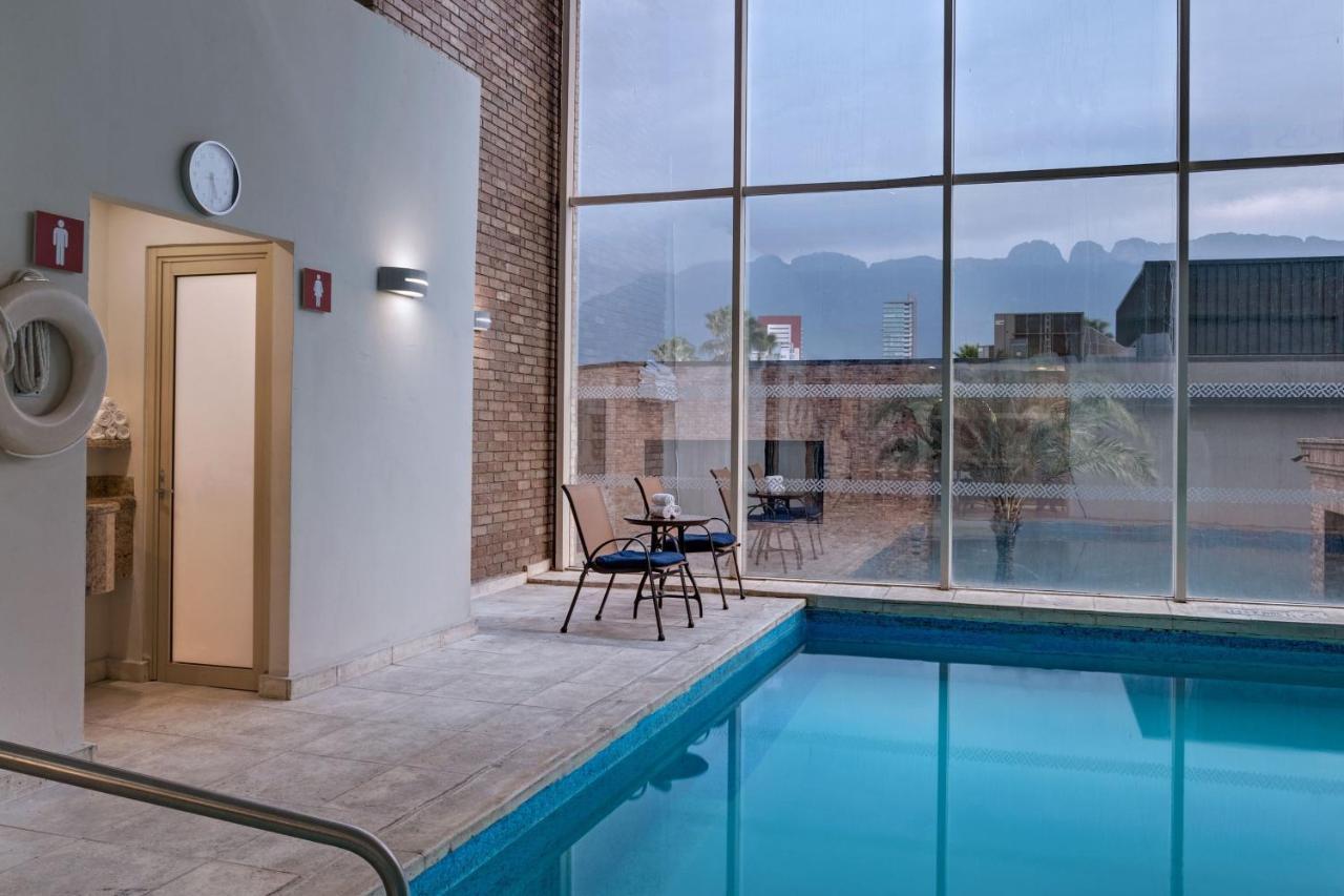 Four Points By Sheraton Galerias Монтеррей Экстерьер фото The swimming pool at the hotel