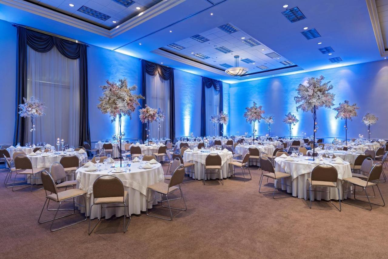 Four Points By Sheraton Galerias Монтеррей Экстерьер фото The ballroom at the Royal Garden Hotel