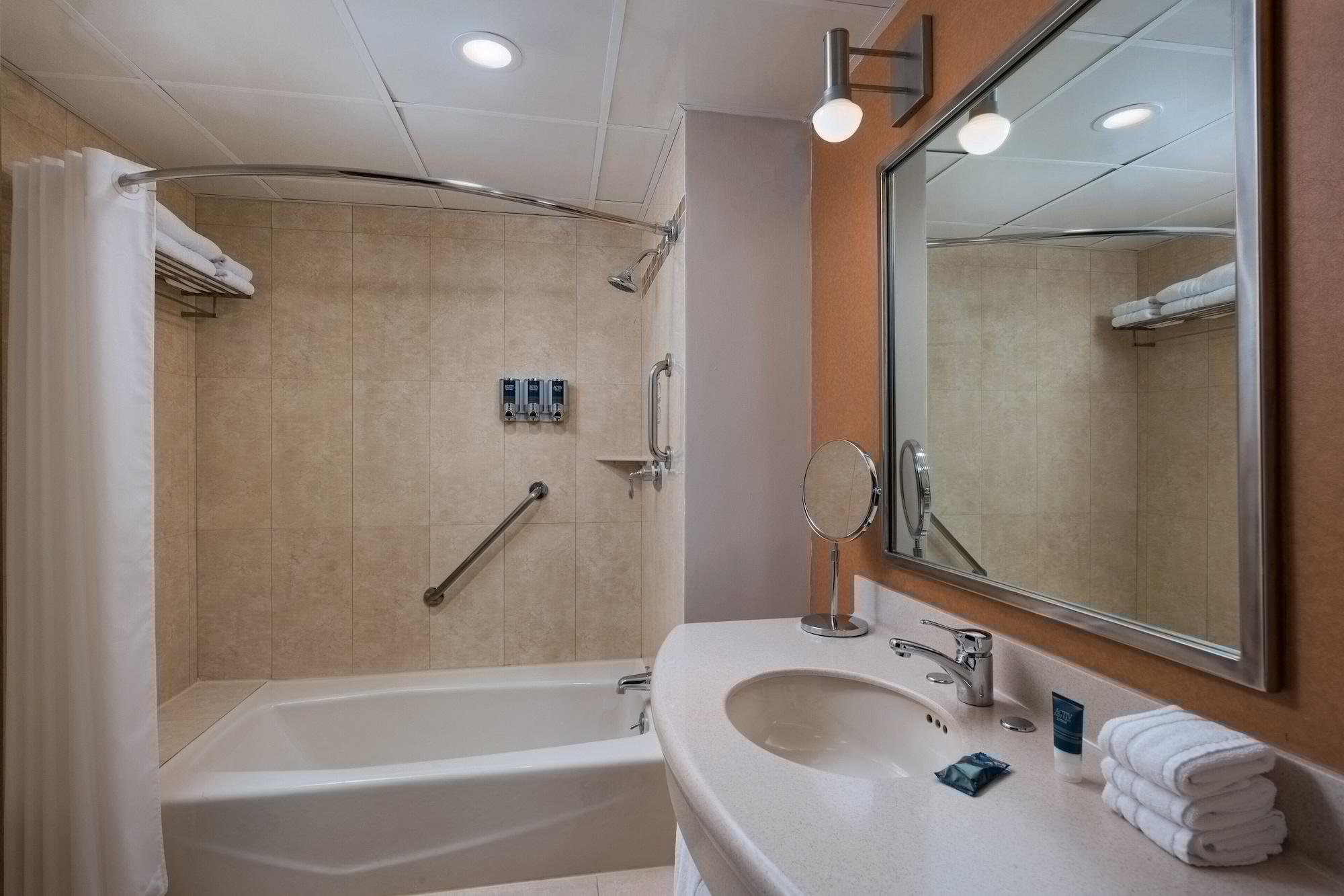 Four Points By Sheraton Galerias Монтеррей Экстерьер фото A bathroom in a hotel