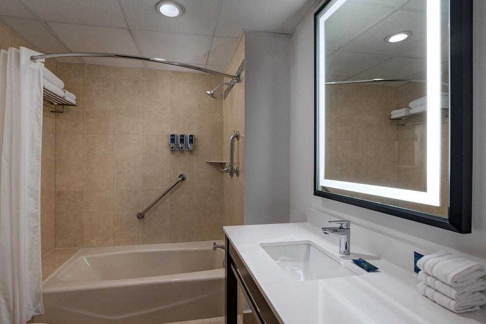 Four Points By Sheraton Galerias Монтеррей Экстерьер фото Bathroom
