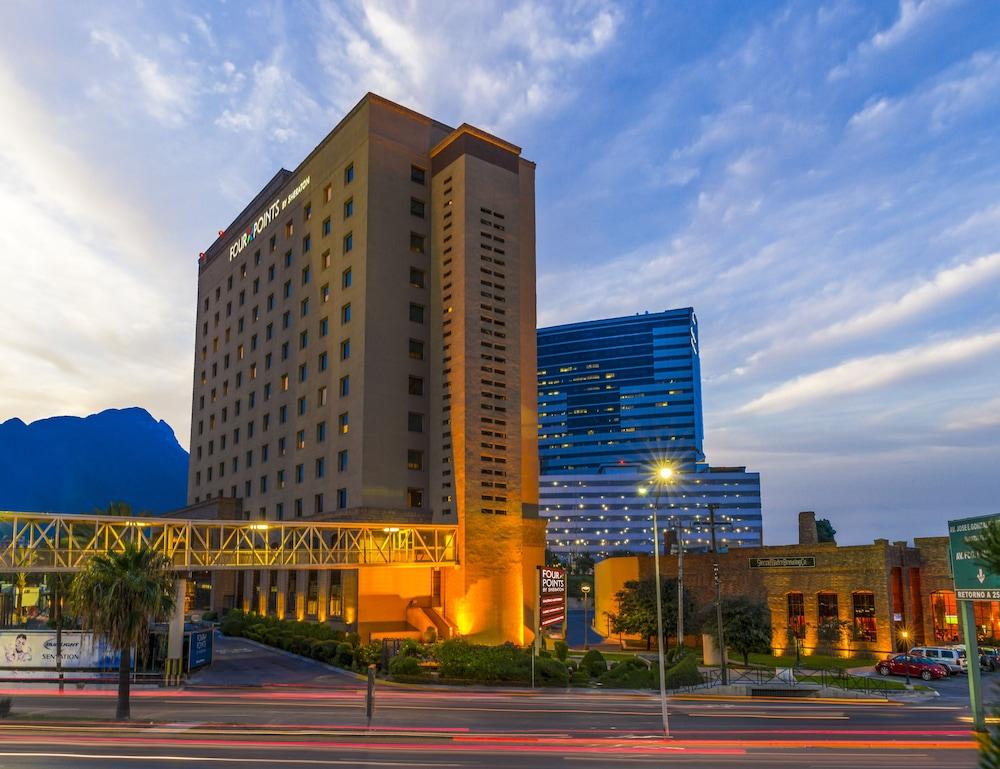 Four Points By Sheraton Galerias Монтеррей Экстерьер фото The hotel at dusk