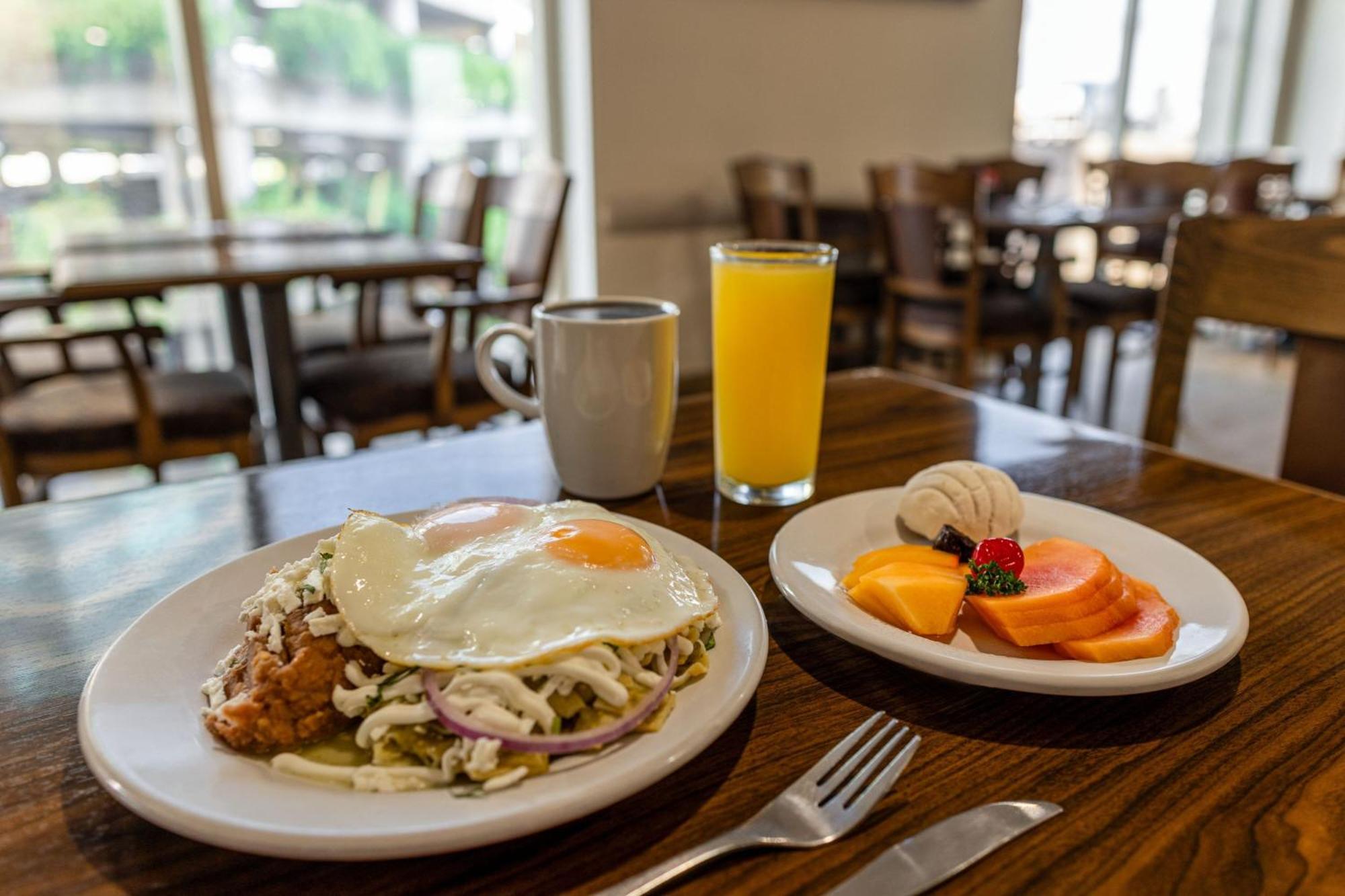 Four Points By Sheraton Galerias Монтеррей Экстерьер фото Breakfast at the Hotel
