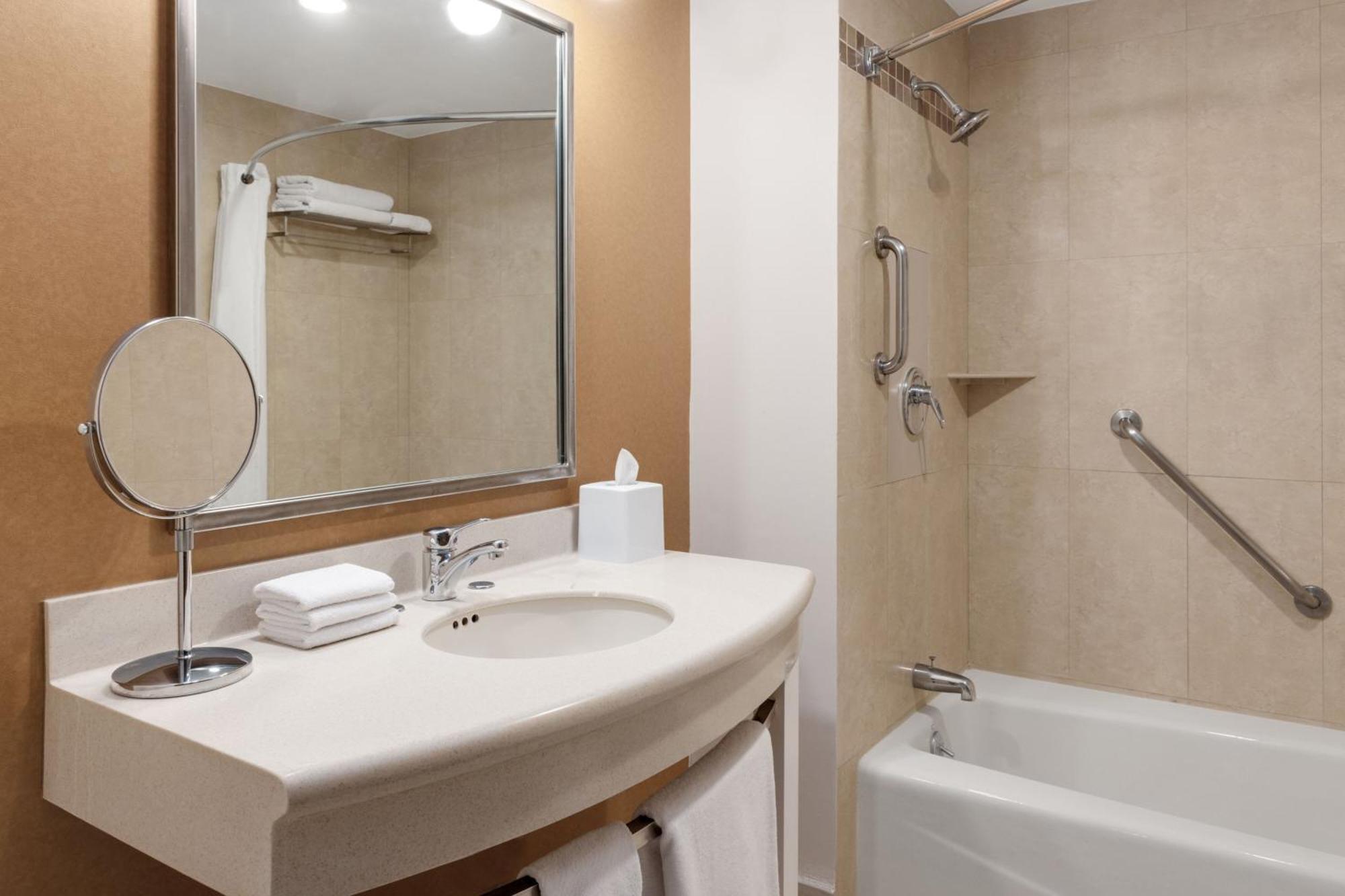 Four Points By Sheraton Galerias Монтеррей Экстерьер фото Bathroom