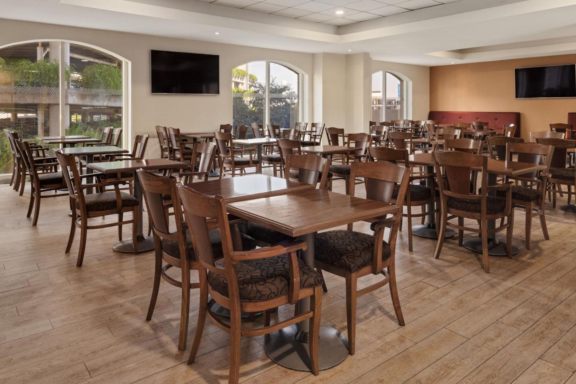 Four Points By Sheraton Galerias Монтеррей Экстерьер фото The dining room at the hotel