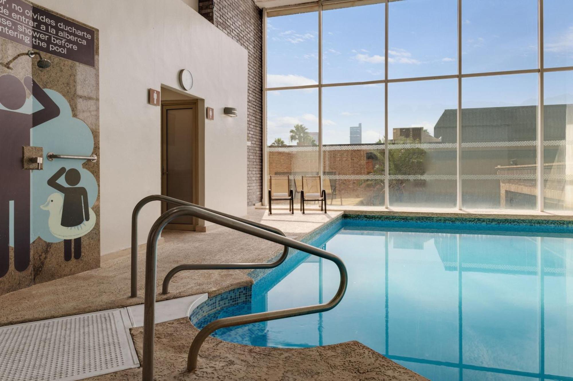 Four Points By Sheraton Galerias Монтеррей Экстерьер фото The pool at the hotel