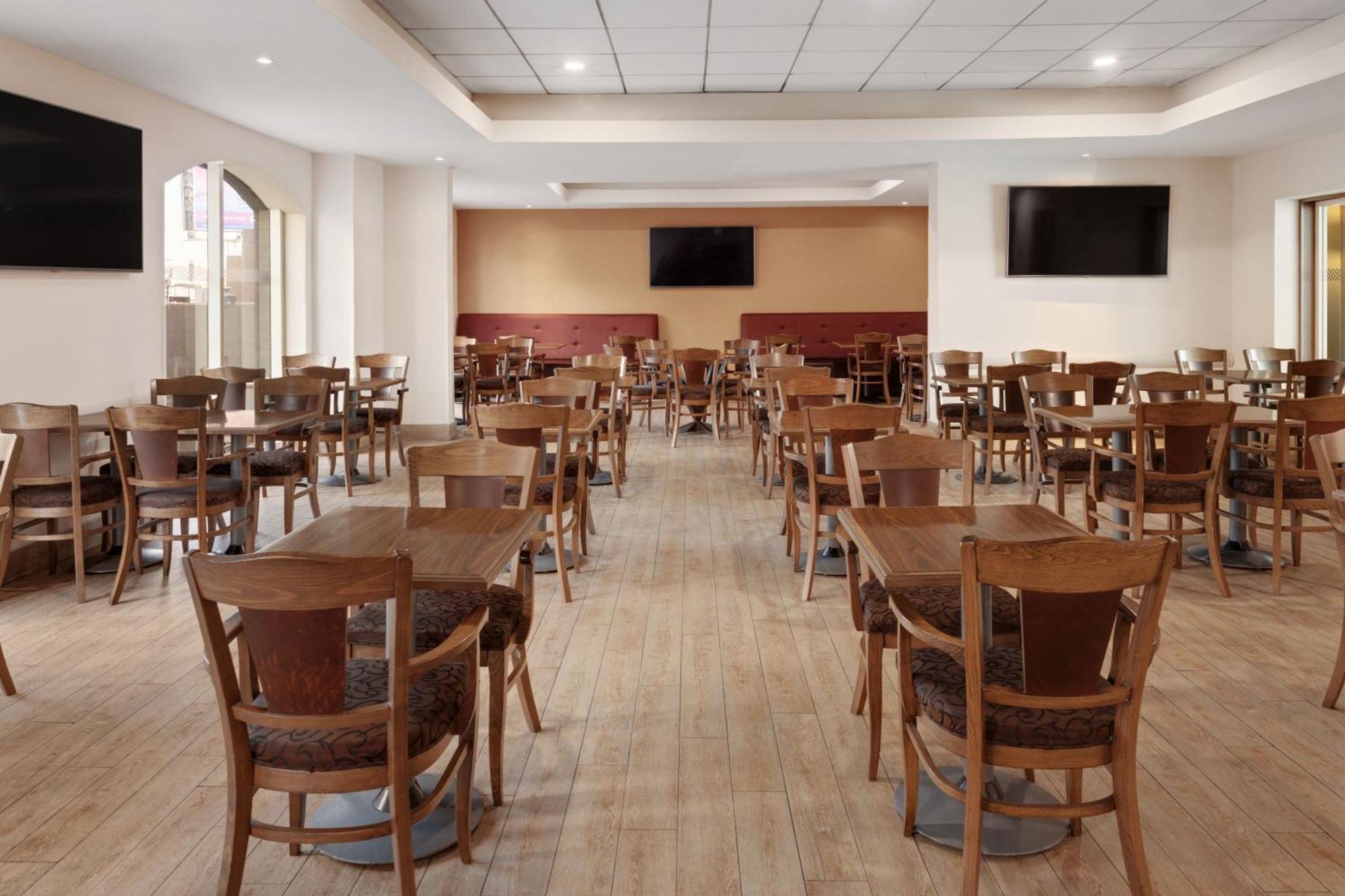 Four Points By Sheraton Galerias Монтеррей Экстерьер фото The dining room at the 2012 Olympic Village