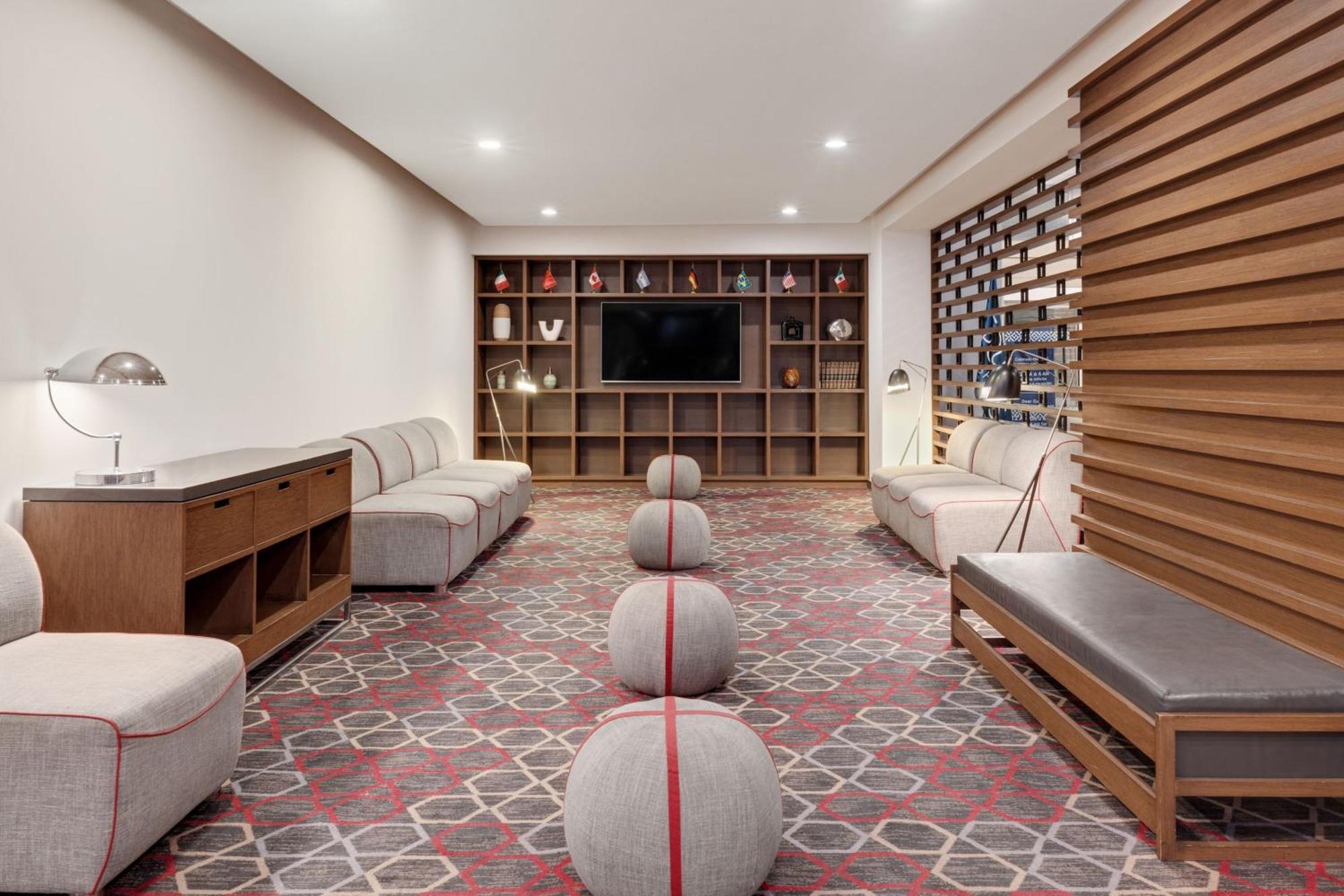 Four Points By Sheraton Galerias Монтеррей Экстерьер фото The lounge at the airport