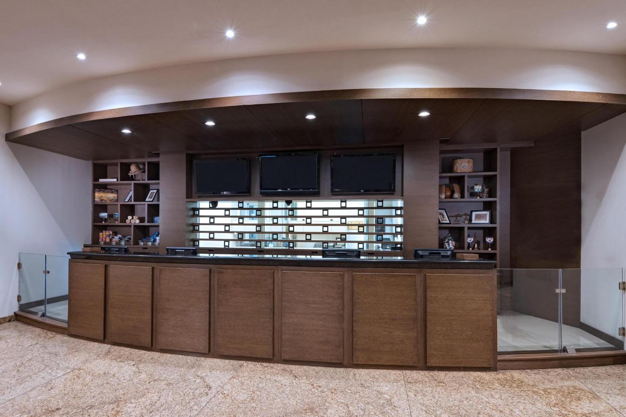 Four Points By Sheraton Galerias Монтеррей Экстерьер фото The reception desk at the library