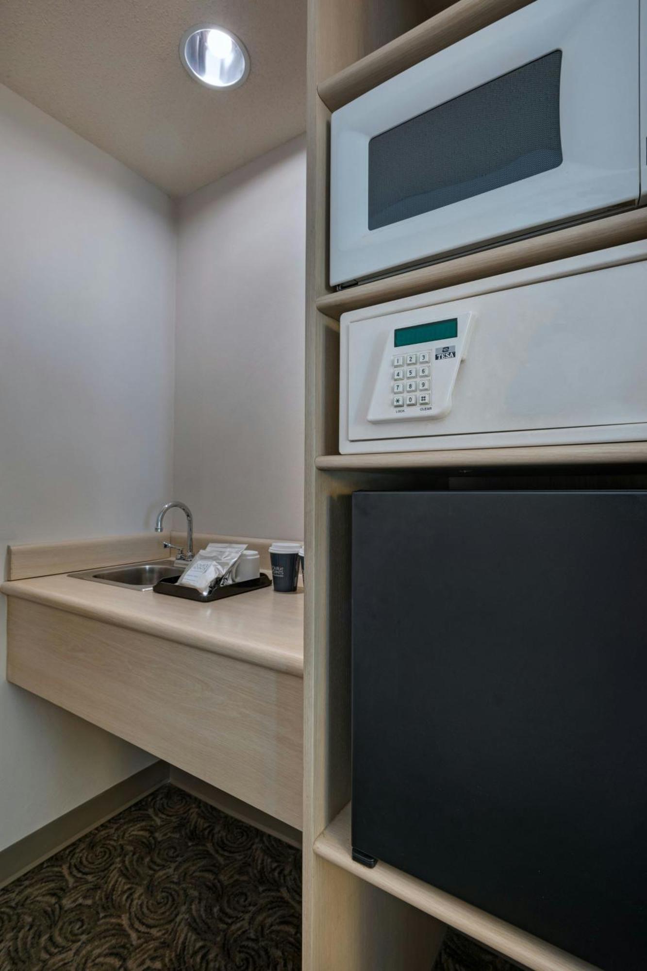 Four Points By Sheraton Galerias Монтеррей Экстерьер фото A safe in a hotel room