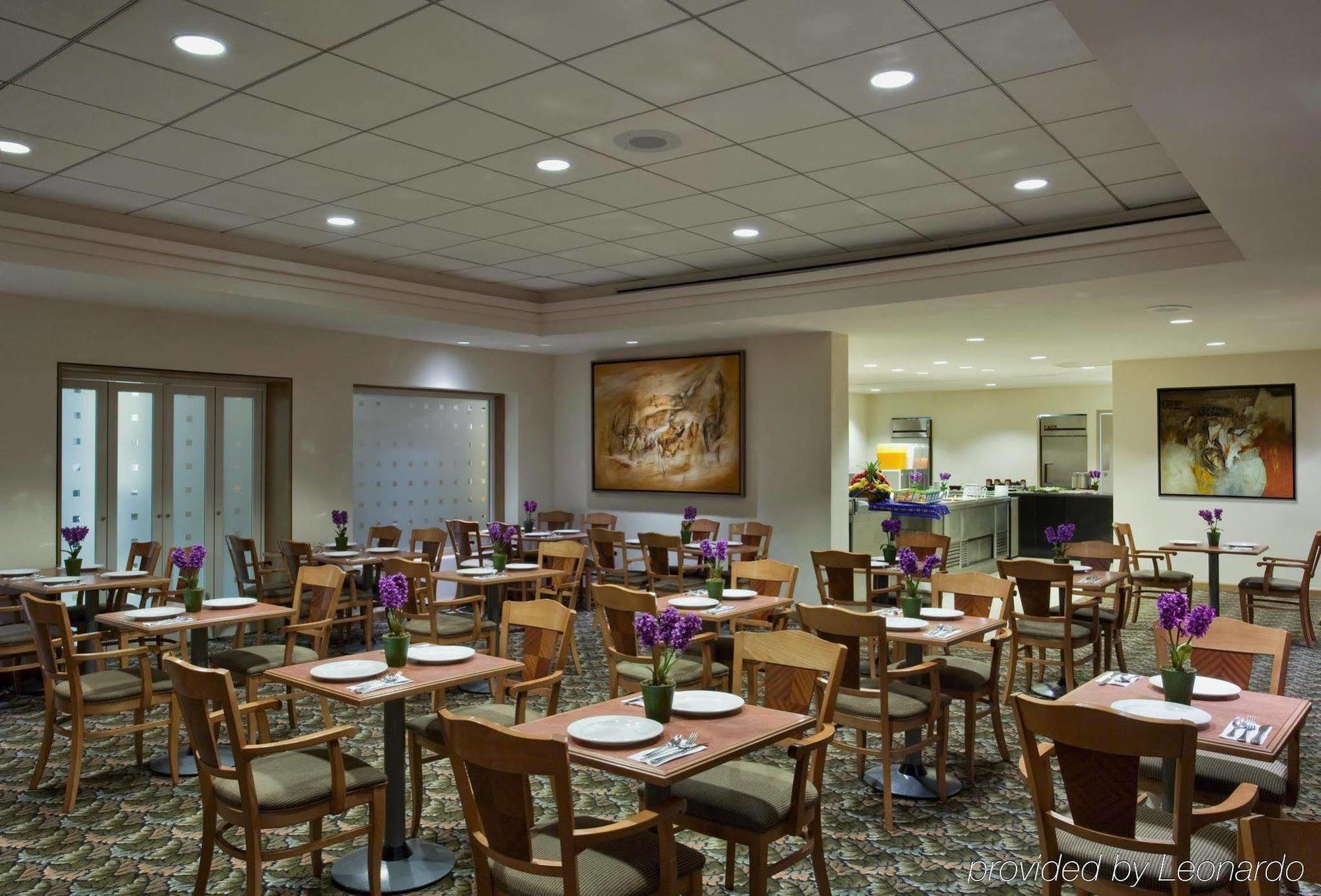 Four Points By Sheraton Galerias Монтеррей Экстерьер фото The Club at Newark Airport