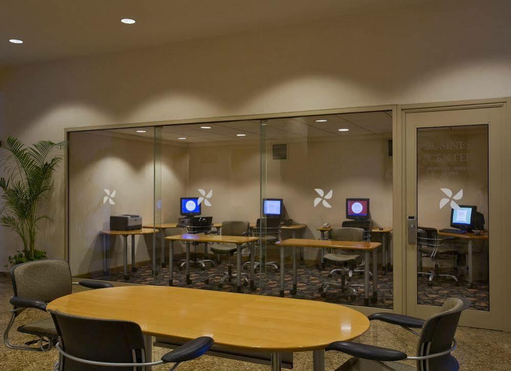 Four Points By Sheraton Galerias Монтеррей Экстерьер фото Computer lab